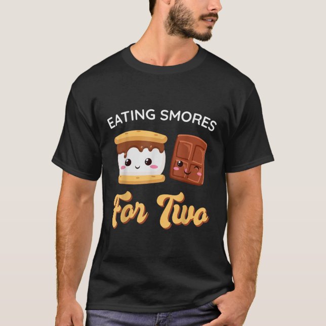 Camiseta Anúncio de Gravidez Kawaii Comendo Smores para Doi (Frente)