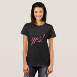 Camiseta Anúncio de noivado Eu disse Sim Noiva para ser<br><div class="desc">Celebre sua noivado com esta camiseta preta chic com o texto 'Eu disse Sim!' em uma caligrafia elegante rosa. Uma camiseta fabulosa para a noiva ser. Desenvolvido exclusivamente para você pelo Happy Dolphin Studio. Se precisar de ajuda ou produtos correspondentes,  entre em contato conosco em happydolphinstudio@outlook.com.</div>
