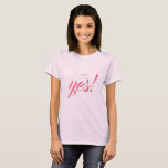 Camiseta Anúncio de noivado Eu disse Sim Noiva para ser<br><div class="desc">Celebre a sua noivado com esta camiseta rosa pálida chica com o texto 'Eu disse Sim!' em uma caligrafia elegante rosa. Uma camiseta fabulosa para a noiva ser. Desenvolvido exclusivamente para você pelo Happy Dolphin Studio. Se precisar de ajuda ou produtos correspondentes,  entre em contato conosco em happydolphinstudio@outlook.com.</div>