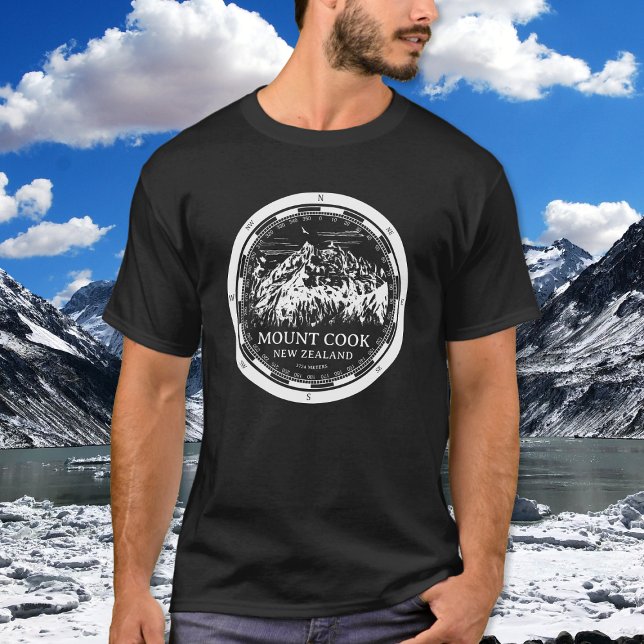 Camiseta Aoraki Monte Cook - Canterbury Nova Zelândia (Mount Cook New Zealand T-Shirt in Back with a white compass and mountain illustration)