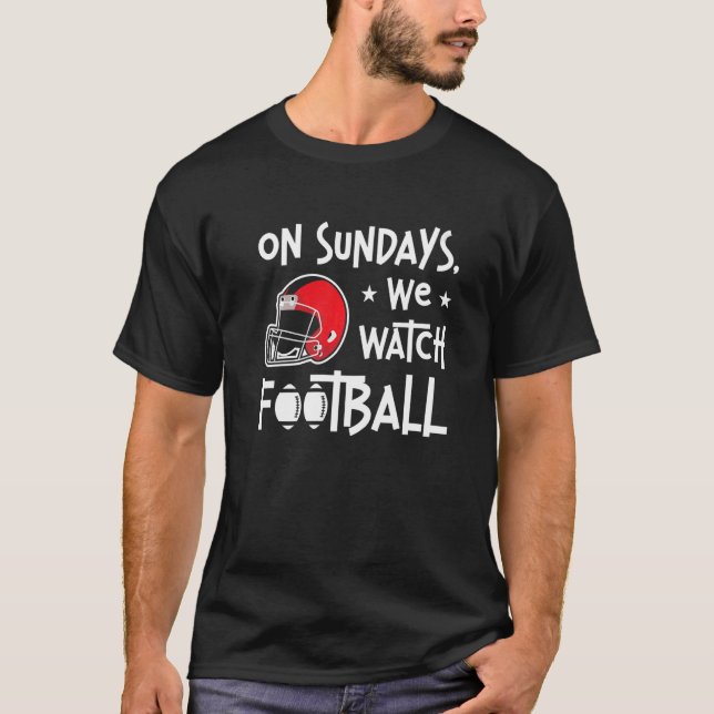 Camiseta Aos domingos, assistimos a Futebol que Lineman ata (Frente)