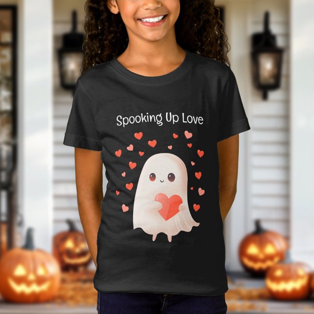 Camiseta Apanhando Amor Fantástico Halloween (Spooking Up Love Cute Ghost Halloween T-Shirt)