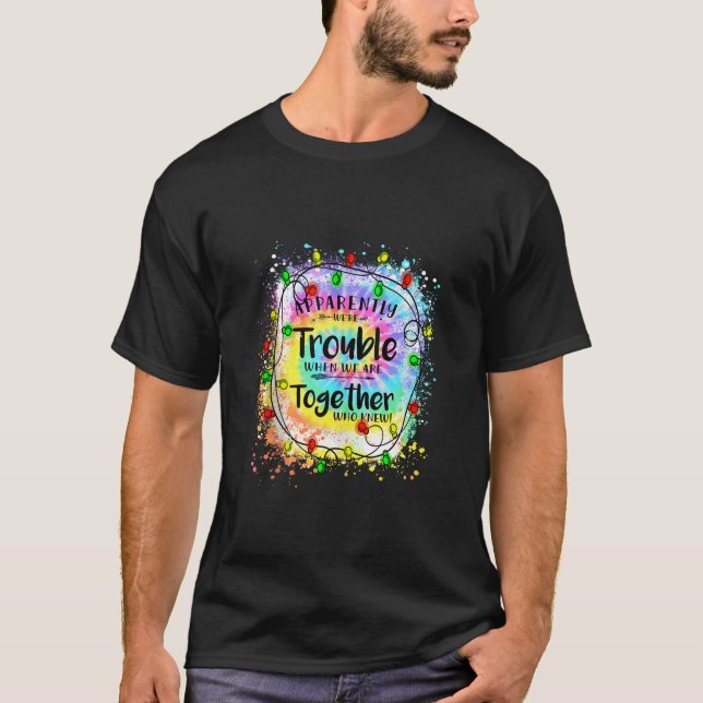 Camiseta Aparentemente, estamos em apuros quando estamos ju (Frente)