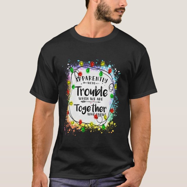 Camiseta Aparentemente, estamos em apuros quando estamos ju (Frente)