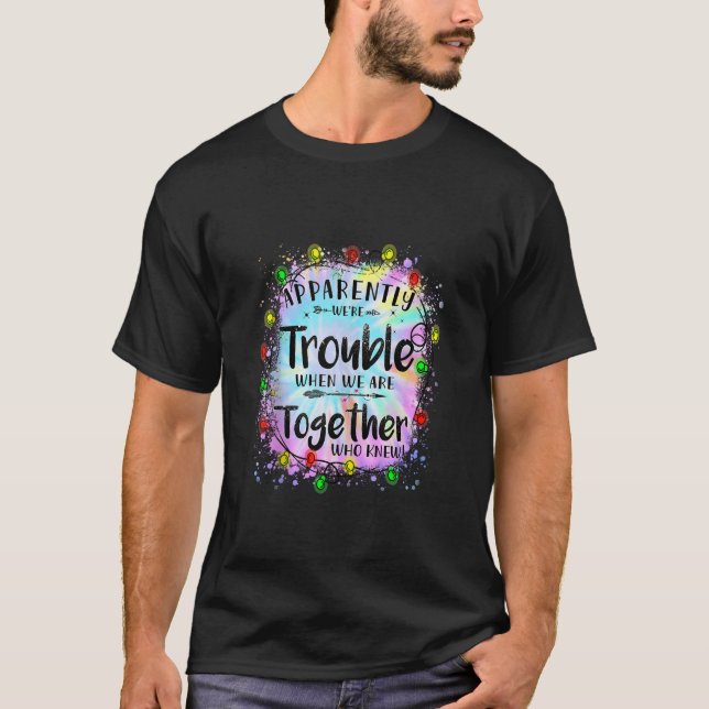 Camiseta Aparentemente, estamos em apuros quando estamos ju (Frente)