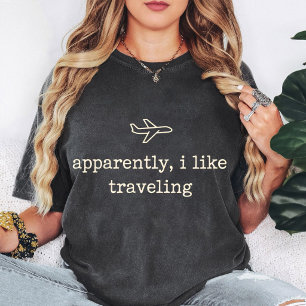 Camiseta Aparentemente Eu Gosto de Viajar Avião Citação Eng