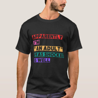 Camiseta Aparentemente eu sou 'Um Adulto' e também fiquei c