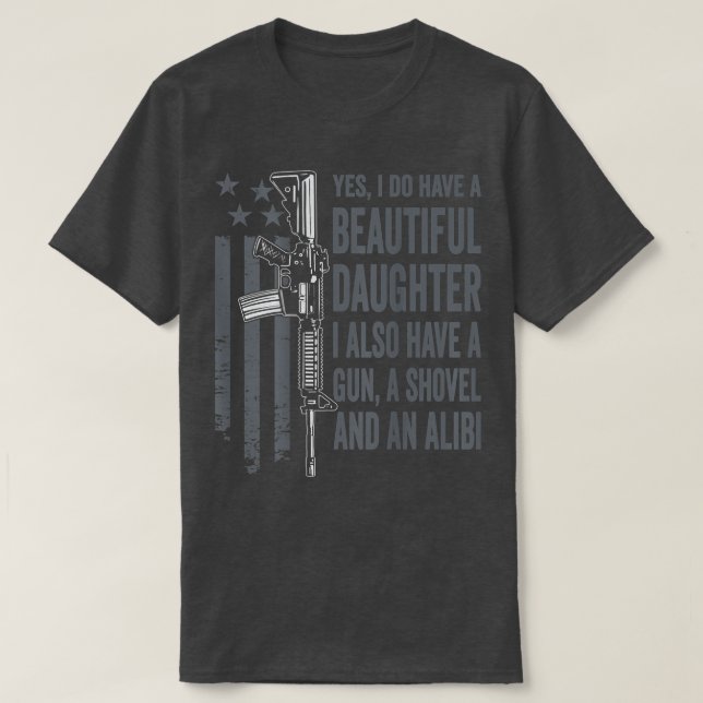 Camiseta Apelido de Arma da Filha Alibi - Piada de Arma da  (Frente do Design)