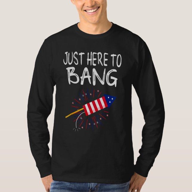 Camiseta Apenas Aqui Para Bang Fireworks 4 de julho Bandeir (Frente)
