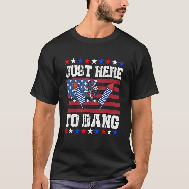 Camiseta Apenas Aqui Para Bater A Bandeira Dos EUA 4 De Jul (Frente)