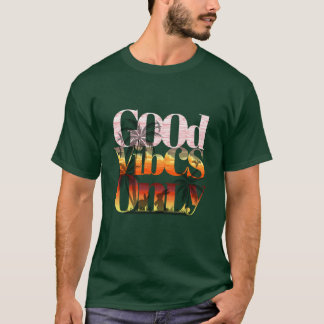 Camiseta Apenas Boas Vibrações Tipografia Tropical do Pôr d