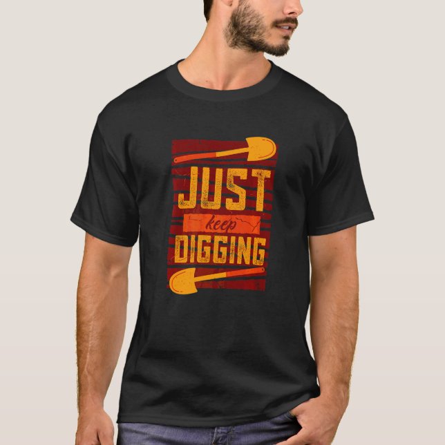 Camiseta Apenas Continue Cavando Mais Fundo História Arqueó (Frente)