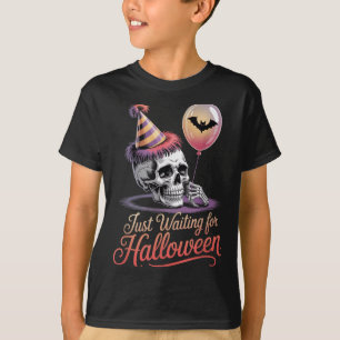 Camiseta Apenas Esperando A Citação Do Dia de as Bruxas eng