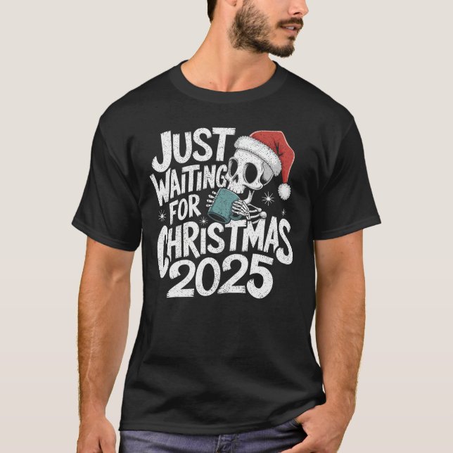 Camiseta Apenas esperando o Natal de 2025 - Papais noeis es (Frente)