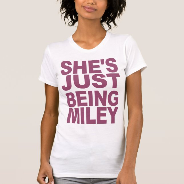Camiseta Apenas está sendo t-shirt de Miley (Frente)
