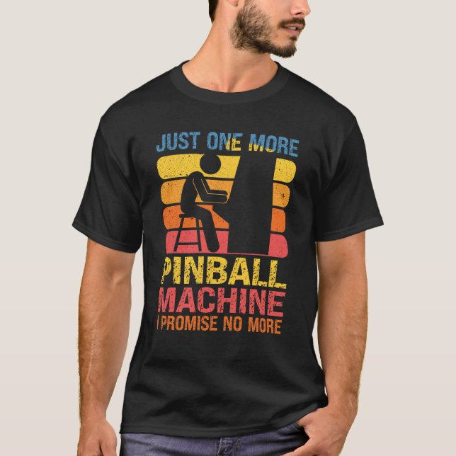 Camiseta Apenas Mais Um Pino Pinball Pinball Pover Pub (Frente)