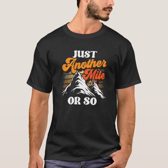 Camiseta Apenas Mais Uma Milha Ou Mais Um Hiker De Meia Mil (Frente)