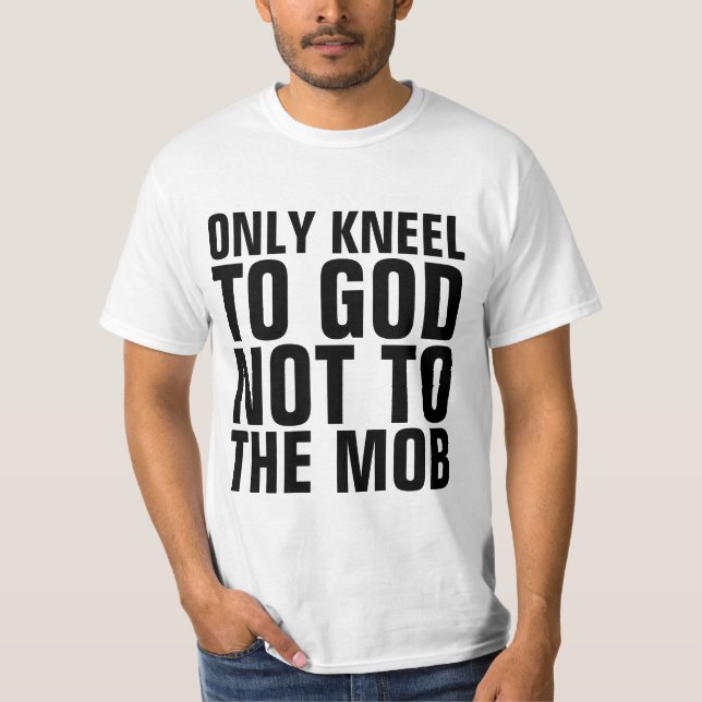CAMISETA APENAS MANTENHA DEUS PARA NÃO CHEGAR À MÃO, PATRIO (Frente)