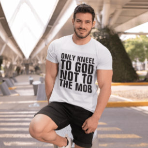 CAMISETA APENAS MANTENHA-SE EM DEUS E NÃO EM CAMISAS-MOB