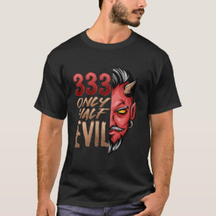 Camiseta Apenas Metade Mau 333 Rosto Assustador de Diabo de