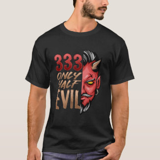 Camiseta Apenas Metade Mau 333 Rosto Assustador de Diabo de