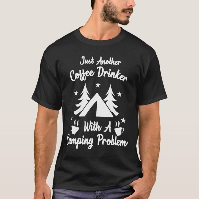 Camiseta Apenas Outro Bebê De Café Com Um Problema De Acamp (Frente)