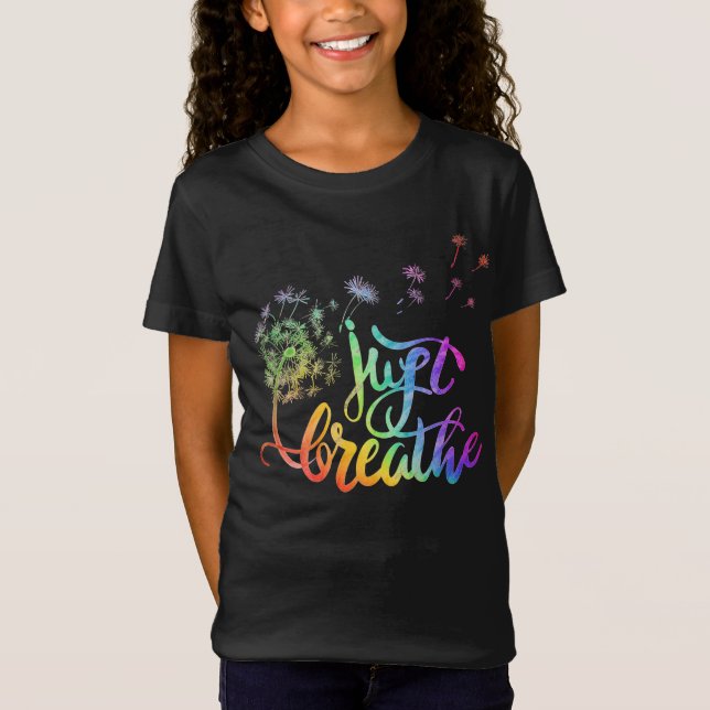 Camiseta Apenas respire | sopro de dandelion no vento (Frente)