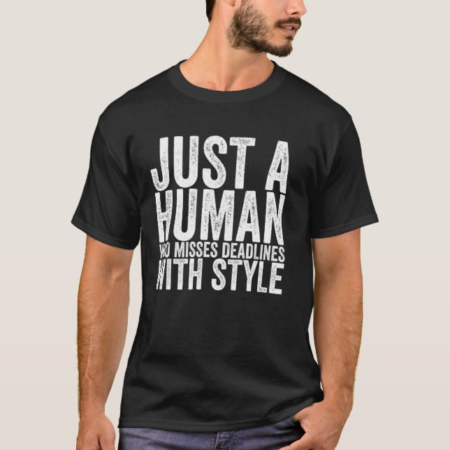 Camiseta Apenas um Humano Que Perde Prazos Com Estilo (Frente)