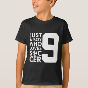 Camiseta Apenas um menino que ama futebol de 9 anos de aniv