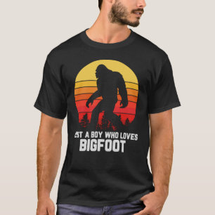 Camiseta Apenas Um Menino Que Ama O BIGFOT   Retro Pé-Gran