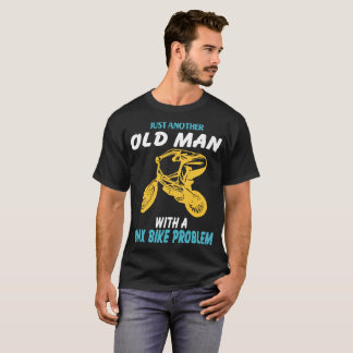 Camiseta apenas um outro ancião com uma bicicleta do
