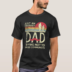 Camiseta Apenas Um Pai Comum Tentando Não Criar Comunista