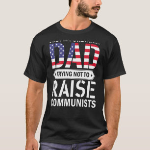 Camiseta Apenas Um Pai Comum Tentando Não Criar Comunista