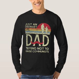 Camiseta Apenas Um Pai Comum Tentando Não Criar Comunista