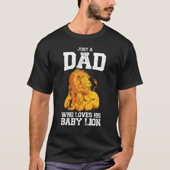 Camiseta Apenas Um Pai Que Ama Sua Selvagem De Leão De Bebê (Frente)