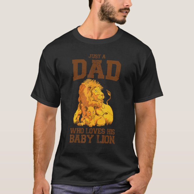 Camiseta Apenas Um Pai Que Ama Sua Selvagem De Leão De Bebê (Frente)