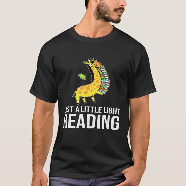 Camiseta Apenas Um Pouco De Luz Lendo Girafa Com Livros Par (Frente)