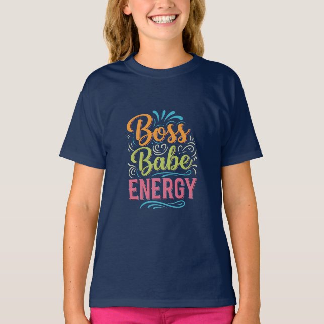 Camiseta Apenas uma Adolescente com Energia de Chefe Babe (Frente)