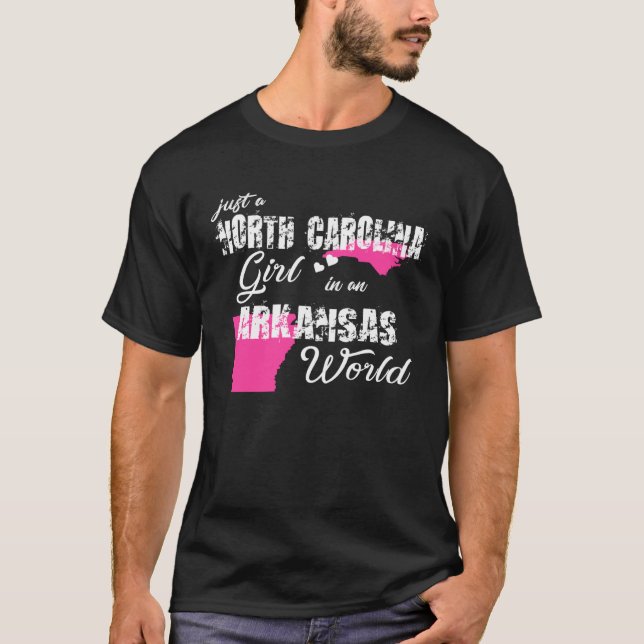 Camiseta Apenas uma garota da Carolina do Norte em um Arkan (Frente)