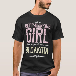 Camiseta Apenas uma garota que bebe cerveja de uma pequena