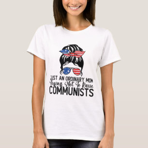 Camiseta Apenas Uma Mãe Comum Tentando Não Criar Comunist