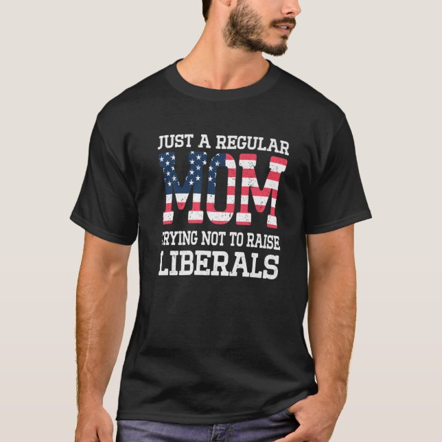 Camiseta Apenas Uma Mãe Normal Tentando Não Criar Liberais  (Frente)