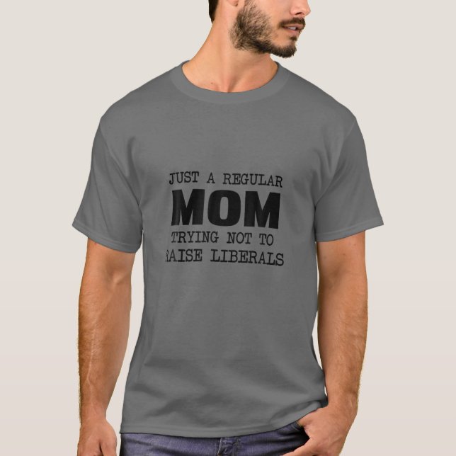 Camiseta Apenas Uma Mãe Normal Tentando Não Criar Liberais (Frente)