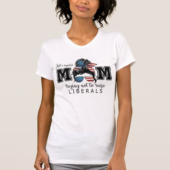 Camiseta Apenas uma mãe normal tentando não criar liberais (Frente)