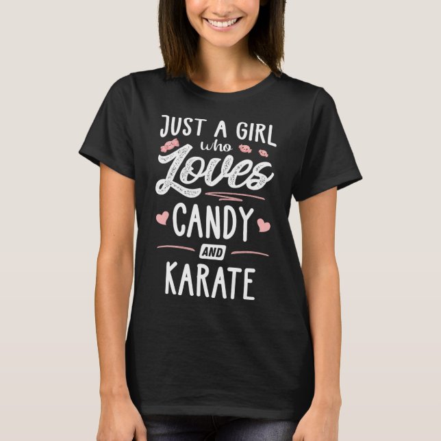 Camiseta Apenas Uma Menina Que Ama Doces E Karate Dando Mul (Frente)