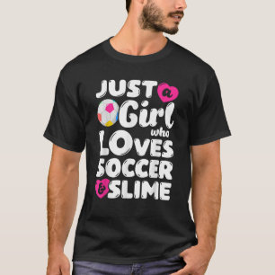 Camiseta Apenas Uma Menina Que Ama Futebol E Soca Mulheres