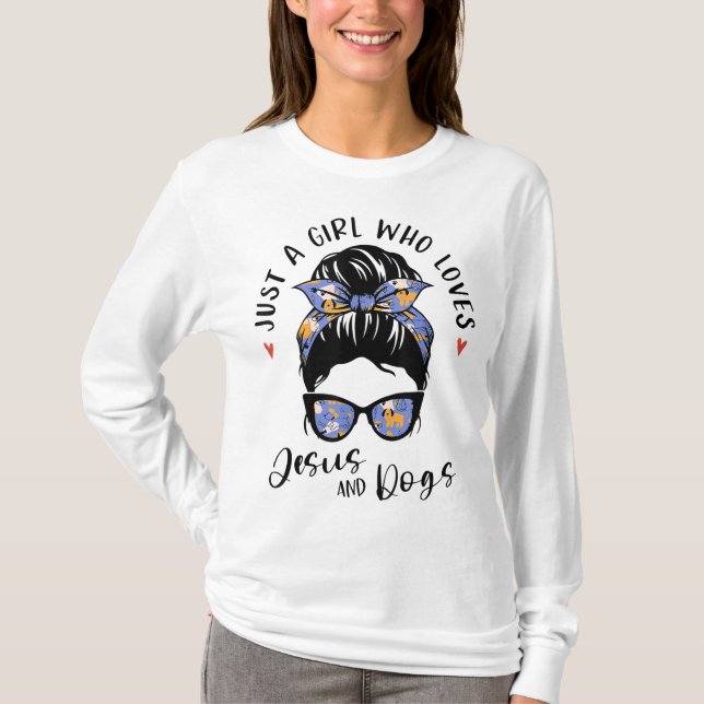 Camiseta Apenas Uma Menina Que Ama Jesus E Cachorros Dotado (Frente)