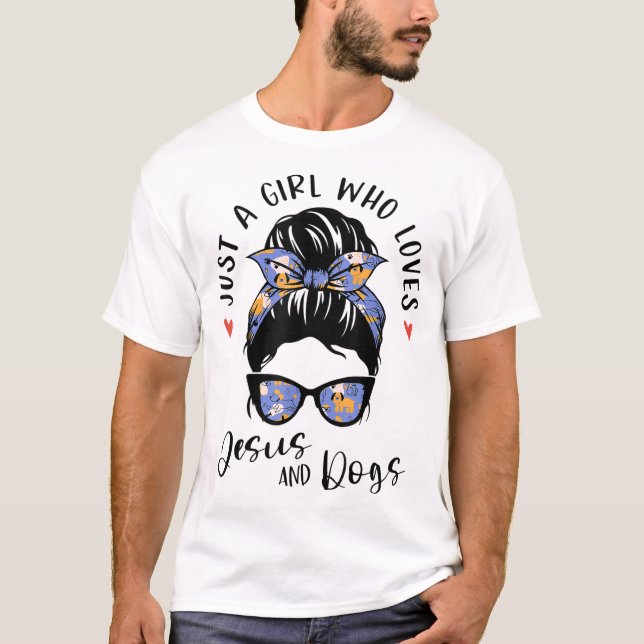 Camiseta Apenas Uma Menina Que Ama Jesus E Cachorros Dotado (Frente)