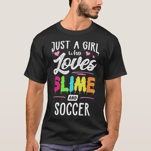 Camiseta Apenas Uma Menina Que Ama Lama E Mulher De Futebol (Frente)