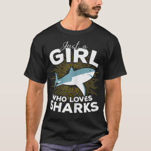 Camiseta Apenas Uma Menina Que Ama Tubarões No Oceano Ao Lo